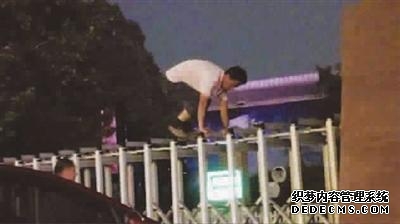 小区无路居民翻墙 开发商回应:居民无理取闹(图)