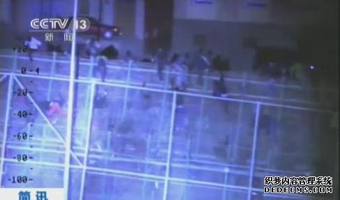 90岁姥姥为抄近路徒手翻墙回家本人回应：我真出息呢；此前其孙女表示姥姥两耳不闻窗外事不爱听的都装听不见